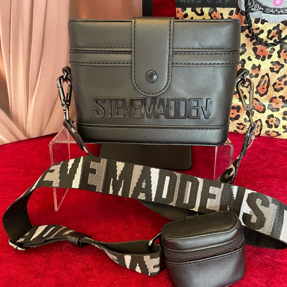 STEVE MADDEN BGIOVE BLACK BAG WITH ATTACHED COIN & LOGO GUITAR CROSSBODY STRAP